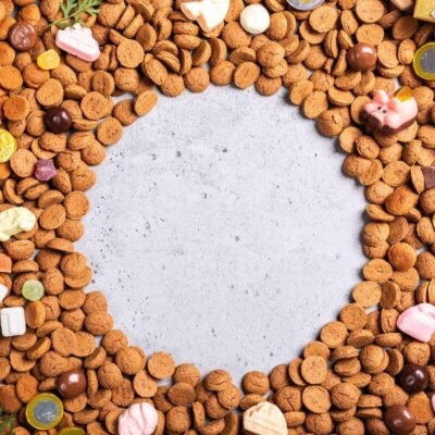 Kółko złożone z pierników, wokół których leży sucha karma dla psa.
