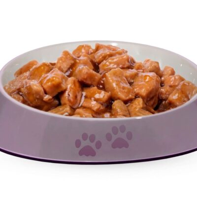 Fioletowa miska pełna kawałków mięsa to karma mokra dla psa.